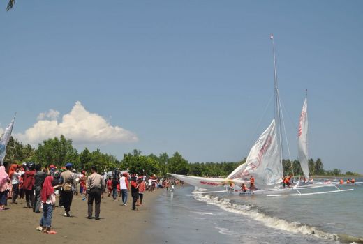 Serunya Lomba Sandeq di Pantai Deking - GenPI.co