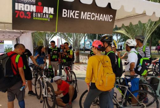 Sehari Jelang Lomba, Peserta Ironman 70.3 Sibuk Siap-siap - GenPI.co
