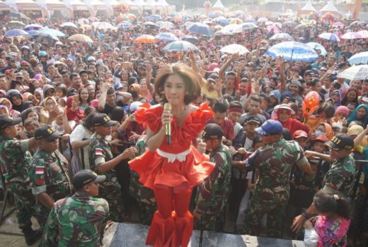 Begini Aksi Uut Permatasari di Entikong - GenPI.co