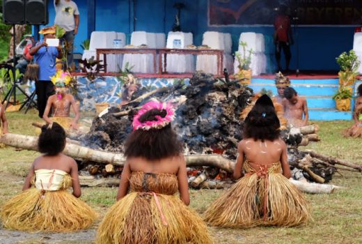 Mau Bisa Jalan di Atas Bara Api, Datang ke Festival Ini - GenPI.co