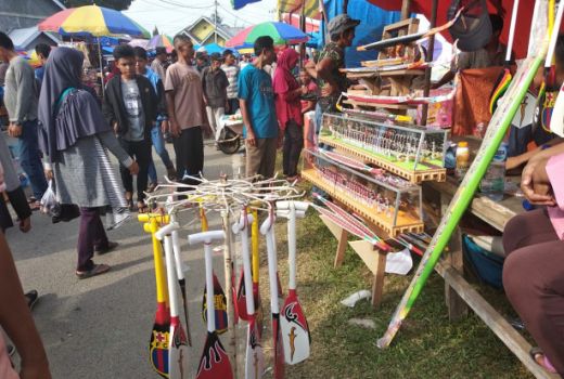 Ragam Souvenir di Festival Pacu Jalur - GenPI.co