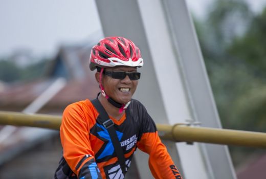 Tempuh 300 km dengan Sepeda, Kakek Ini Promosikan Pariwisata - GenPI.co