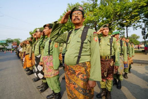 Ribuan Warga Pakalongan Menari Poco-Poco Bersarung Batik - GenPI.co