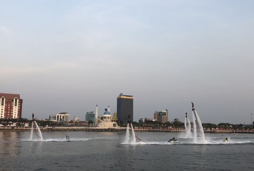 Meliuk di Atas Air dengan Flyboard - GenPI.co