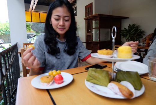 Mencicipi Barongko di Mama Toko Kue - GenPI.co