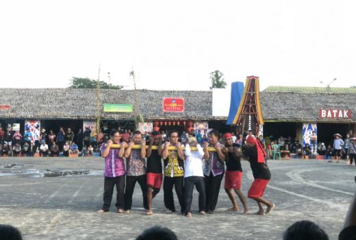 Tampil Berani,Bupati Malinau Ikut Permainan Khas - GenPI.co