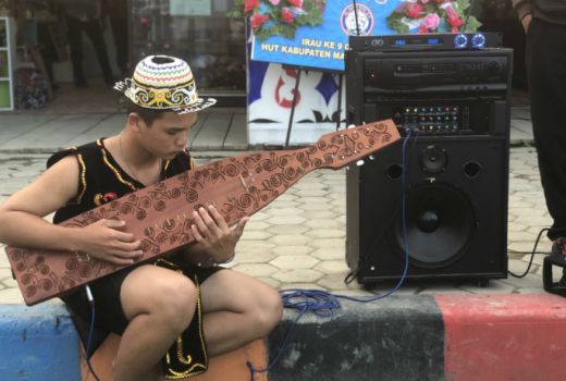 Sampe Alat Musik Penghibur Para Pengunjung Irau Malinau - GenPI.co
