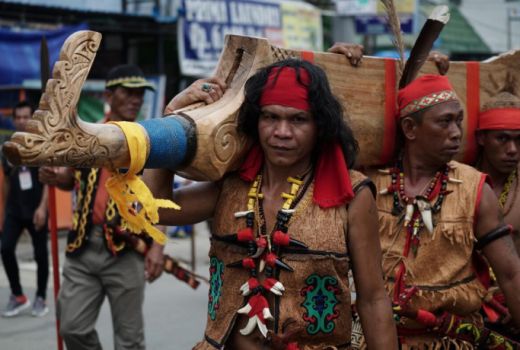 Ada Parade 1000 Mandau di Festival Mahakam 2018 - GenPI.co