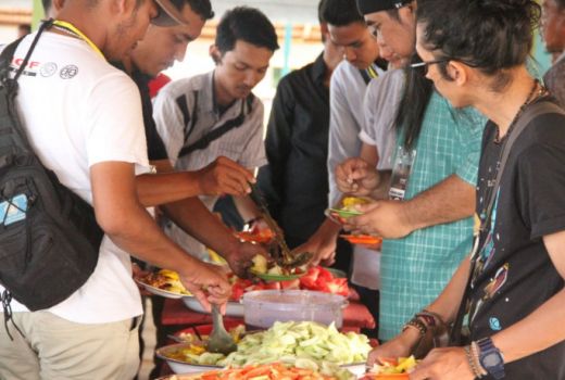 Rujak, Menu Segar nan Nikmat Andalan Pantai Ujong Blang - GenPI.co