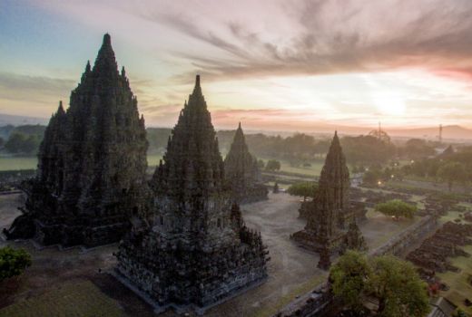 Kokohnya Candi Prambanan dari Atas Bukit - GenPI.co