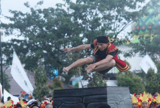 100 Pelompat Batu Warnai Pembukaan Ya’ahowu Nias Festival - GenPI.co