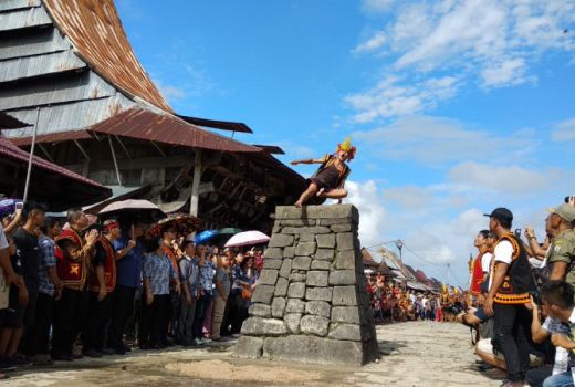 Tradisi Lompat Batu Pukau Wisman Prancis - GenPI.co