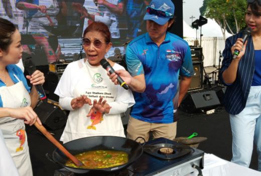 Wah, Menteri Susi Pudjiastuti Jago Masak Sop Ikan Kakap - GenPI.co