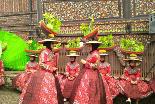 Menyulam Kain Jolong Membuka Festival Pagaruyung 2018 - GenPI.co