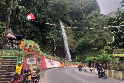 Rehat Sejenak di Air Terjun Lembah Anay - GenPI.co