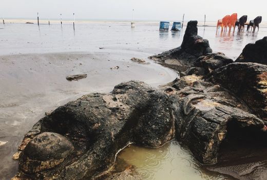 Batu Malin Kundang dan Pesona Pantai Air Manis - GenPI.co