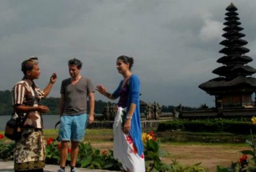 Pemerintah Tetapkan Standar Aturan Jasa Pemandu Wisata - GenPI.co