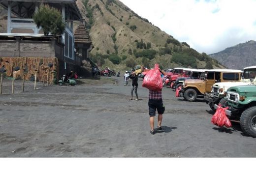 Komunitas Jeep Bersihkan Kawasan Gunung Bromo - GenPI.co