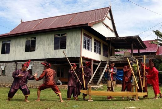 Pemuda Menjaga Budaya Tradisi Mappadendang di Sulsel - GenPI.co