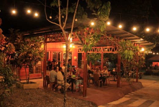 Menikmati Suasana malam Sanana di Wai Bak Coffee - GenPI.co