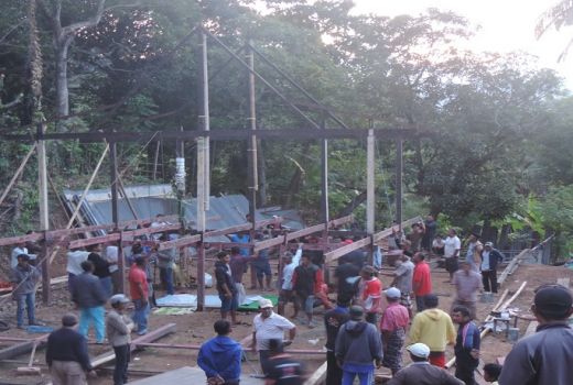 Tradisi Gotong Royong 'Mappatettong Bola' Rumah di Sulsel - GenPI.co