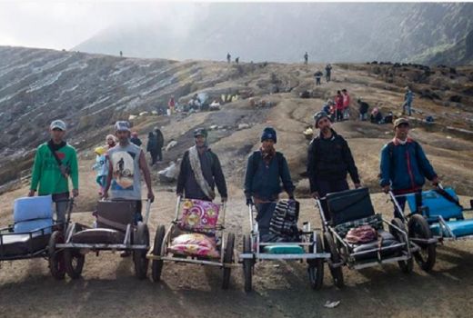 Tidak Kuat Mendaki ke Kawah Ijen, Naik 'Taksi' Saja - GenPI.co