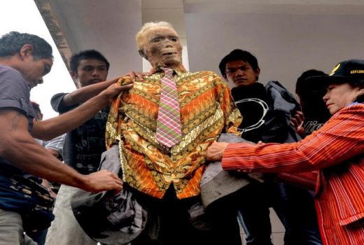 Ritual Gantikan Baju Leluhur yang Meninggal di Tana Toraja - GenPI.co