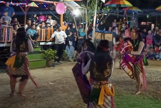 Atraksi Kuda Lumping di Pasar Puti Maifat Pikat Pengunjung - GenPI.co