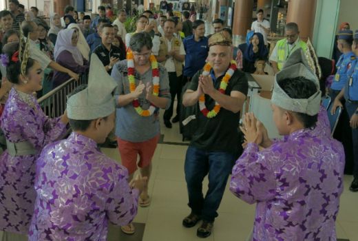 Turis Mancanegara di Riau disambut Air Mata Pengantin - GenPI.co