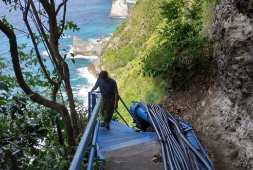 Pacu Adrenalin Menuju Air Terjun Peguyangan di Nusa Penida - GenPI.co