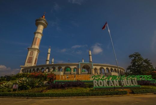 Wisata Religi, Masjid Agung Islamic Center Ramai Dikunjungi - GenPI.co