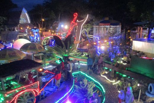 Kelip Lampu di Gubug Sawah - GenPI.co