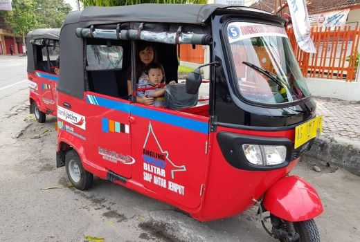 Cobain Yuk, Keliling Blitar Naik Bajaj Angling Aryo - GenPI.co