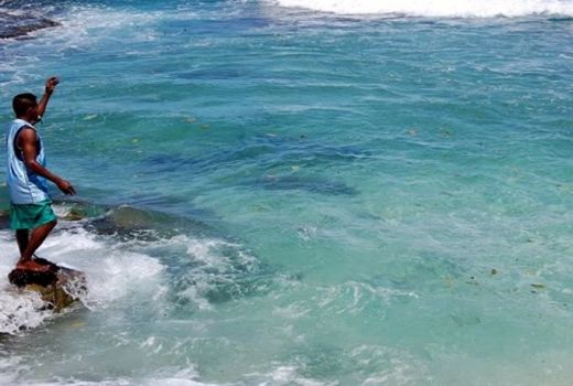 Tradisi Pemanggilan Ikan di Pantai Bakaro - GenPI.co