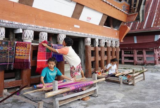 7 Kain Tenun Warisan Budaya Khas Nusantara - GenPI.co