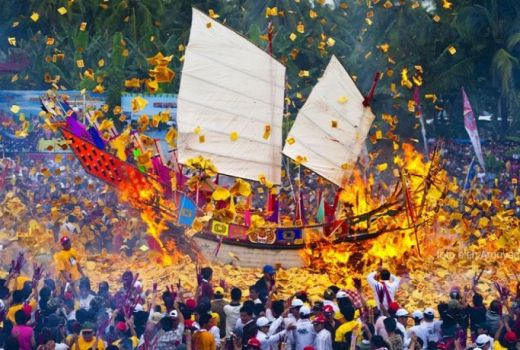 Festival Bakar Tongkang, Penghormatan dan Lestarikan Budaya Masyarakat Tionghoa - GenPI.co