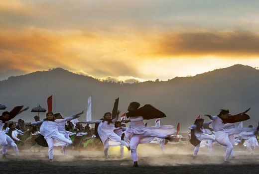 Upacara Suku Adat Tengger di Gunung Bromo - GenPI.co