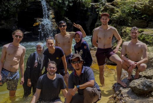 Para Bule ini Takjub Melihat Objek Wisata Alam Sungai Gulamo - GenPI.co