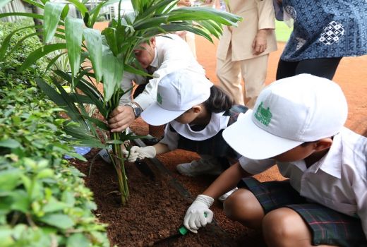 Go Green, Siswa Al Izhar Pondok Labu Tanam Pohon di Sekolah - GenPI.co
