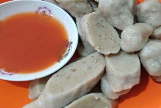 Sepintas Makanan Ini Mirip Pempek, Siapa Sangka Ternyata Kerupuk Basah! - GenPI.co