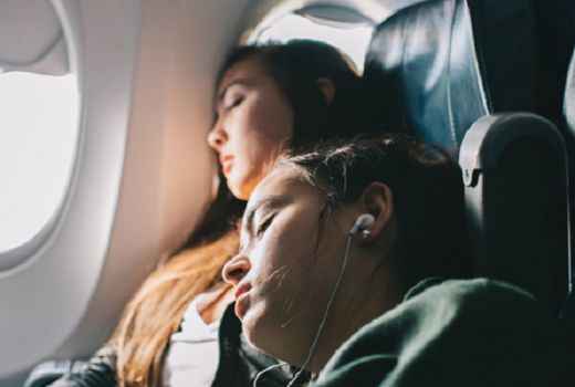 Begini Cara Tidur Pulas di Pesawat - GenPI.co