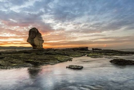 Pantai Batu Payung, Pantai Unik Tak Berpasir - GenPI.co