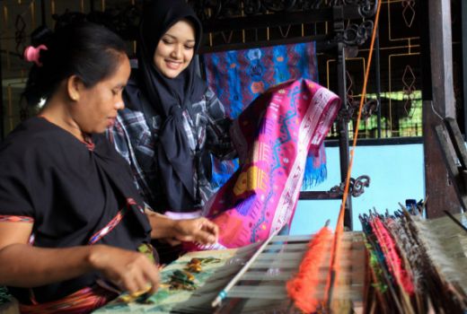 Menpar Ajak Masyarakat Ikut Lomba Foto dan Cerita Wastra di 10 Bali Baru - GenPI.co