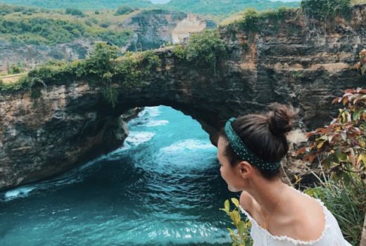 Pesinetron Amanda Rawles Jatuh Hati dengan Nusa Penida, Pantai Ini Salah Satunya! - GenPI.co
