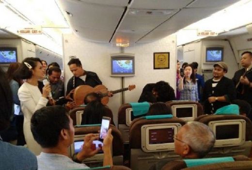 Live Musik dalam Pesawat GIAcoustic Ada Lagi, Kali ini Dibintangi Andien dan Tompi - GenPI.co