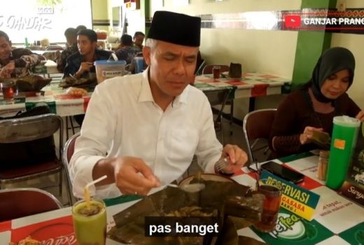 Begini saat Gubernur Ganjar Pranowo Makan Garang Asem Kudus - GenPI.co