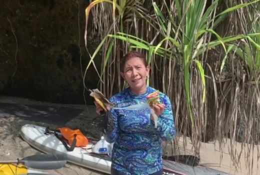 Susi Pudjiastuti Gugah Warga untuk Pungut Sampah di Pantai - GenPI.co