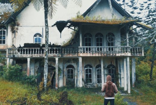 Mau Uji Nyali di Gedung Tua Angker ini? - GenPI.co