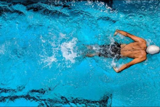 Mau Berenang Tanpa Khawatir Kulit Kering? Baca Ini Dulu - GenPI.co