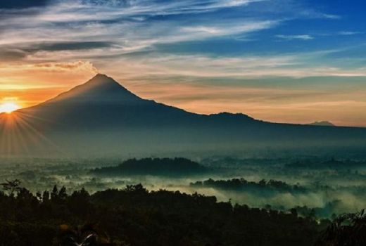 Menikmati Pesona Matahari Terbit dari Puncak Punthuk Setumbu - GenPI.co
